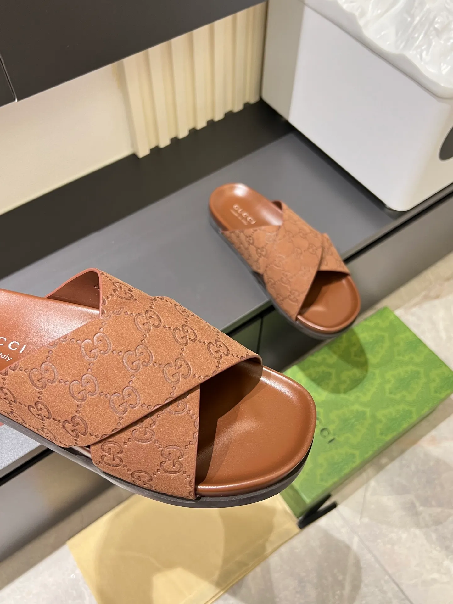 Men's Men's Shoes 💰p320 "GUCC＊" These slippers are made of GG polyester and feature a Gucci label on the front, adding a bold logo feel to the style. "Gucci Made in Italy" stamped label Rubber sole. Size 38-44